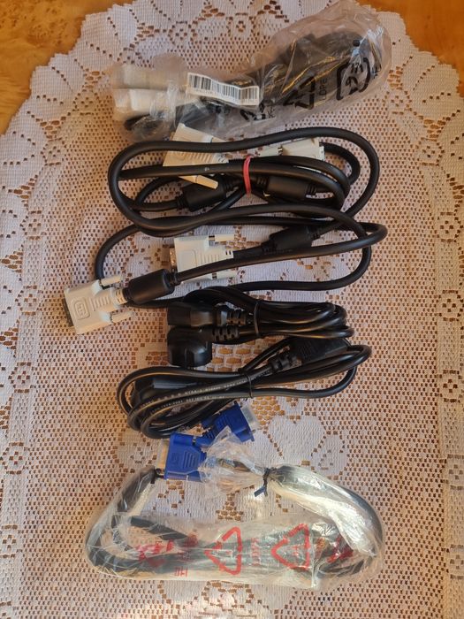 Zestaw nowych kabli do komputera