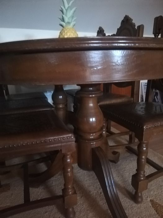 Mesa de jantar com 8 cadeiras de couro