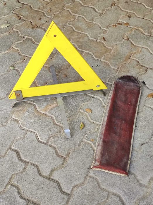 Triângulo antigo sinalização automóvel carro emergência (Arsacal)