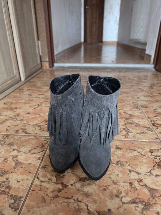 Buty zamszowe kowbojki
