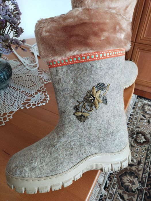 Гарні валенки з вишивкою