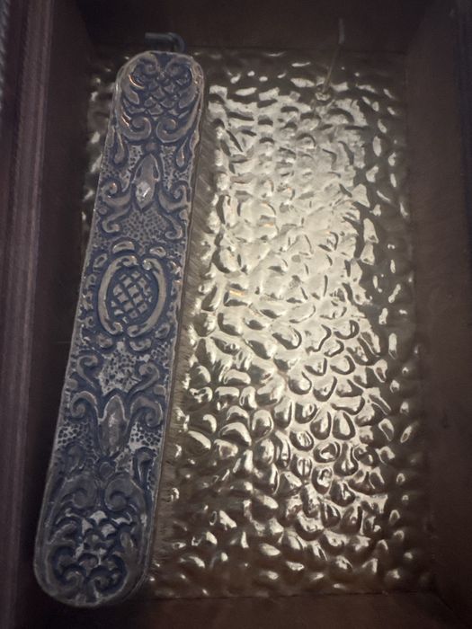 Stare krysztalowe lusterko na mosiężnej szafce ze szczotkami