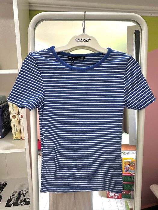 Жіноча футболка у синю смужку