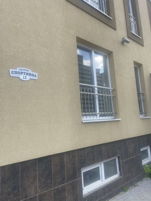 Продам гараж в житловому будинку високий під грузове авто