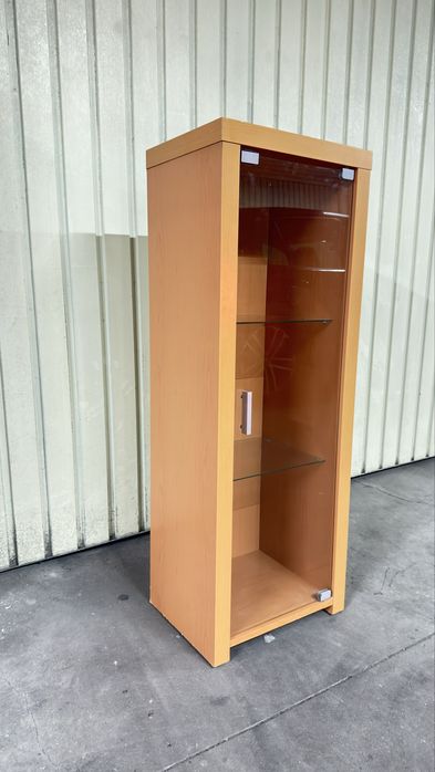 Vitrine/móvel expositor com porta de vidro e prateleiras