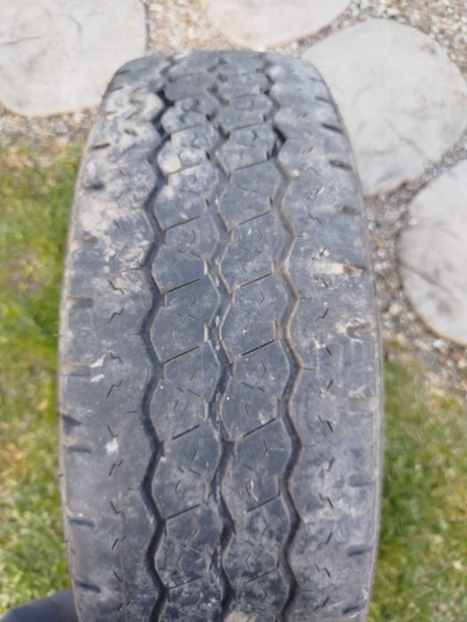 Komplet kół stalowych z oponami w rozmiarze 215/75 R16.