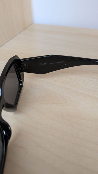 Czarne okulary przeciwsłoneczne Prada