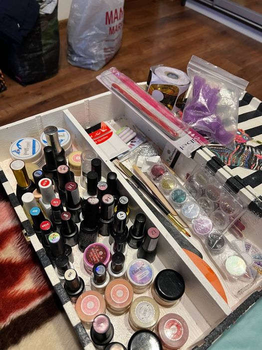 Набір гельлаків і різного для манікюру