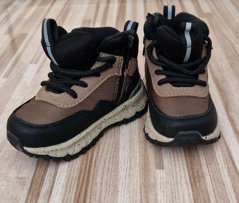 Buty, botki w stylu trekkingowym dla chłopca Zara rozmiar 22