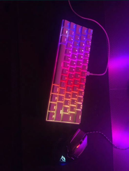 Um pc gamer com rato e teclado