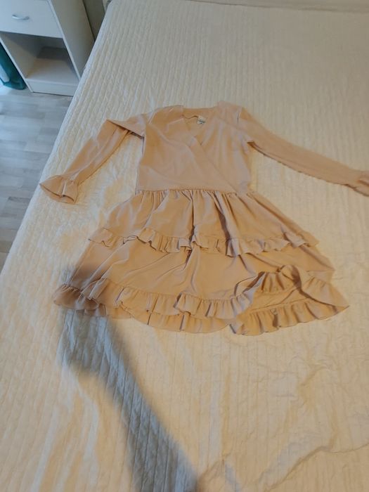 Sukienka falbanka z paskiem  firmy Pakuten