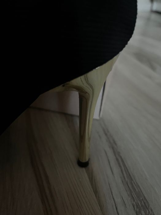 Czarne szpilki na metalowym obcasie