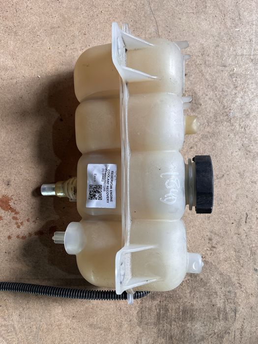 Бачок тосолу антифризу 2.0 jeep cherokee kl 2018 2019 2020 2021