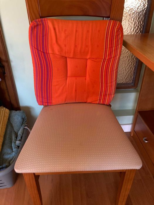 Secretária de madeira maciça e cadeira