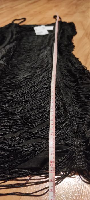 Mała czarna elastyczna i maskująca niedoskonałości