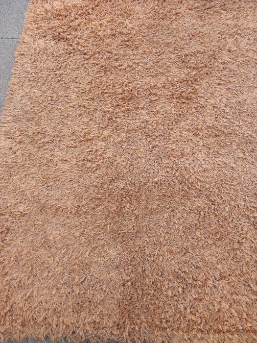 Duas carpetes vermelho vivo,e uma Catanho pelo longo