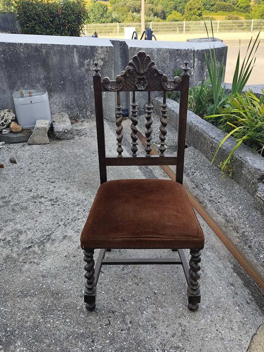 Vendo quarto de casal completo em madeira maciça para desocupar