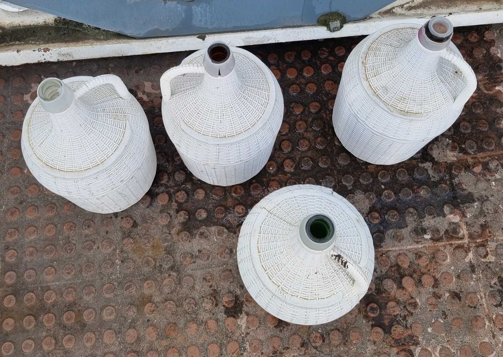 Garrafões vários com plastico e em vidro