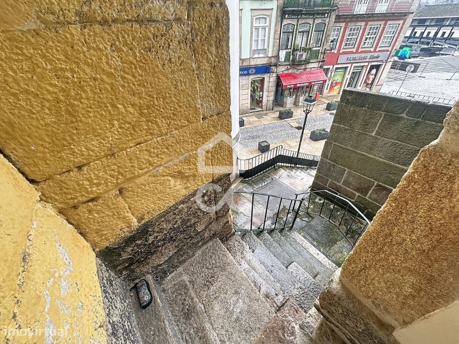 Edifício com Alma e História no Coração da Cidade — Ideal para Investi