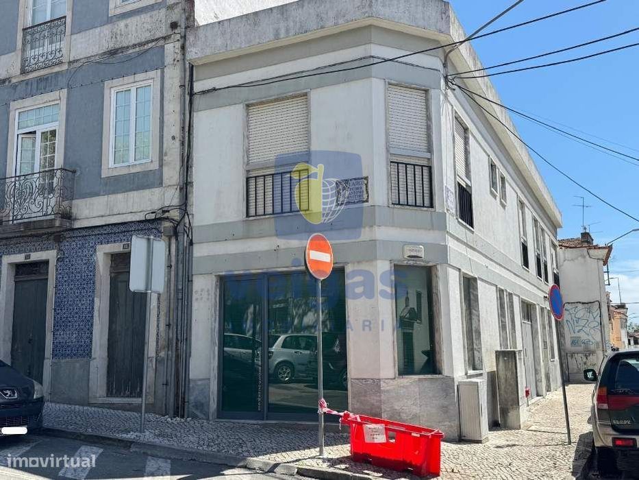 Prédio de 2 Pisos com Espaço Comercial