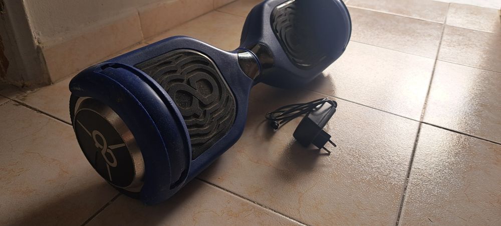 hoverboard (ou scooter elétrica de autoequilíbrio) na cor azul.