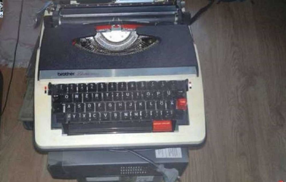 Maszyna do pisania walizkowa elektryczna