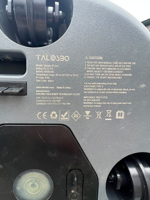 robot limpa-fundos sem fios concebido para a limpeza automática de piscinas.