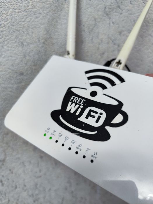 Продам роутер  tenda f3