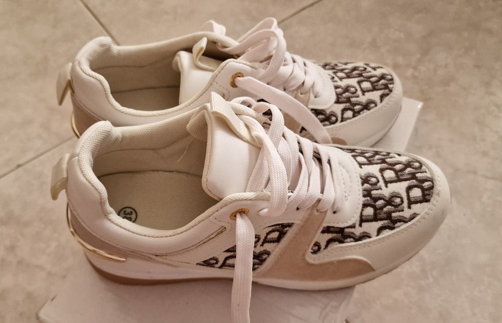 Tenis bege com efeitos e sola alta