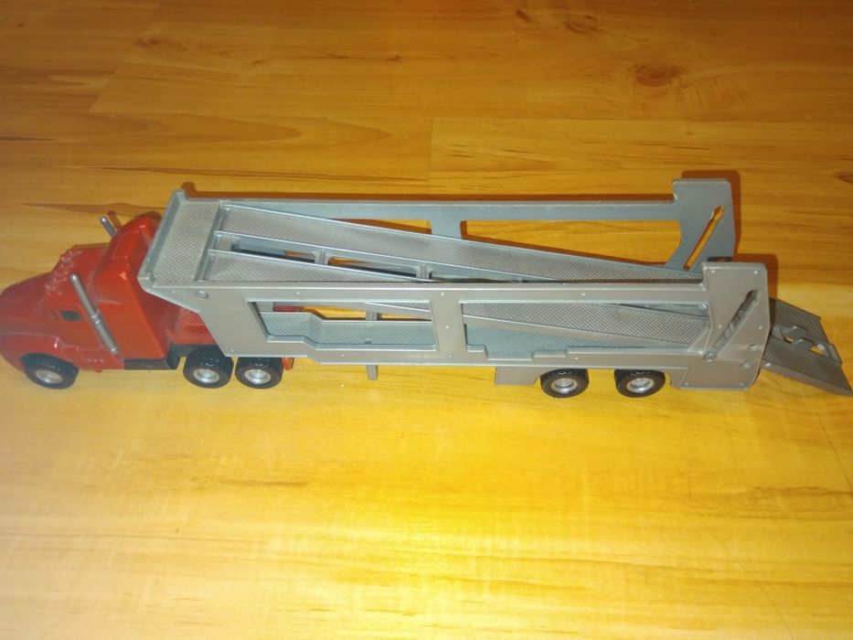 Plastikowe auto z lawetą