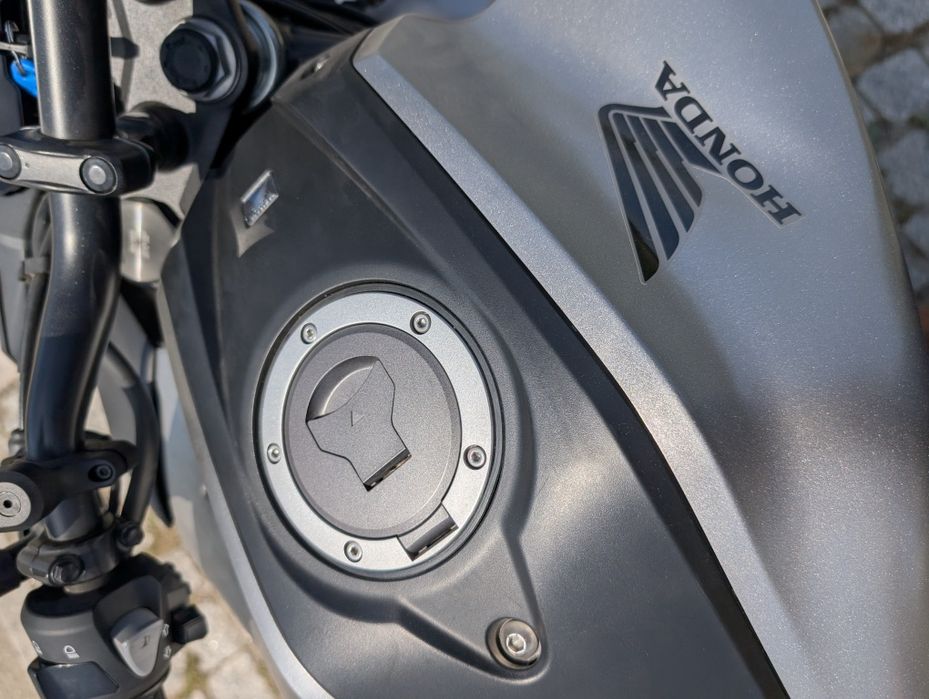 Honda CB125r 2024 com garantia e apenas 2090km