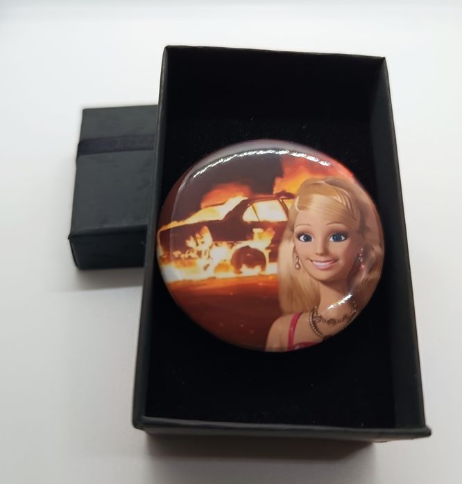 Zabawna broszka Barbie gratis pudełko