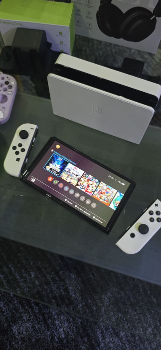 Nintendo Switch OLED Branca + Jogos Pokémon e Mario + Comandos e Acessórios