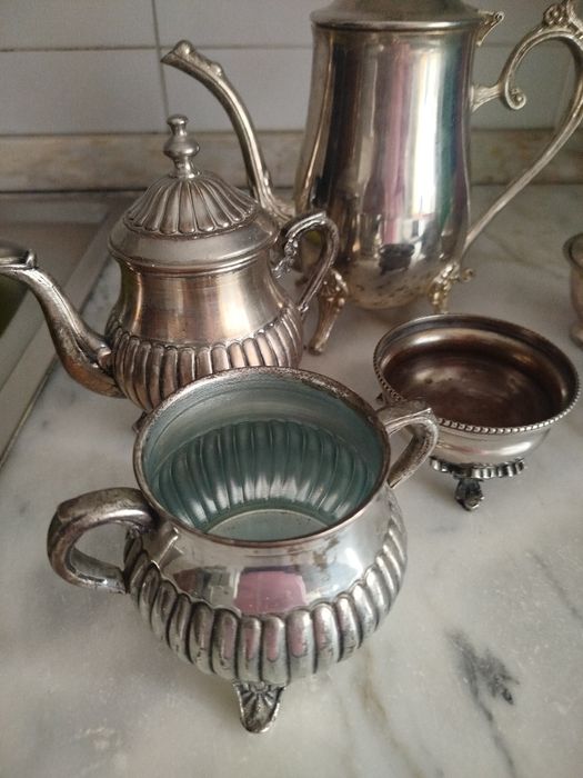 Serviço de chá vintage, não é prata maciça ,mas tem um banho