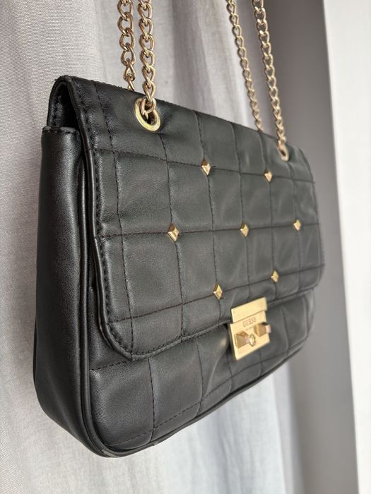 Mala Guess preta e dourada