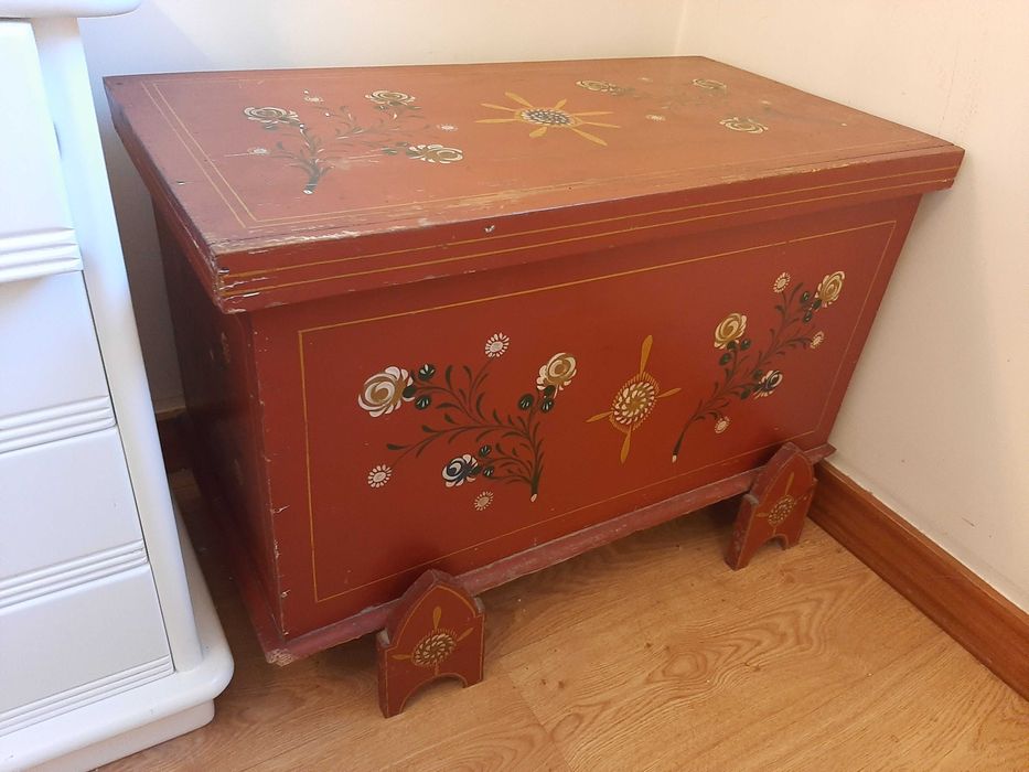 Arca antiga  com pés