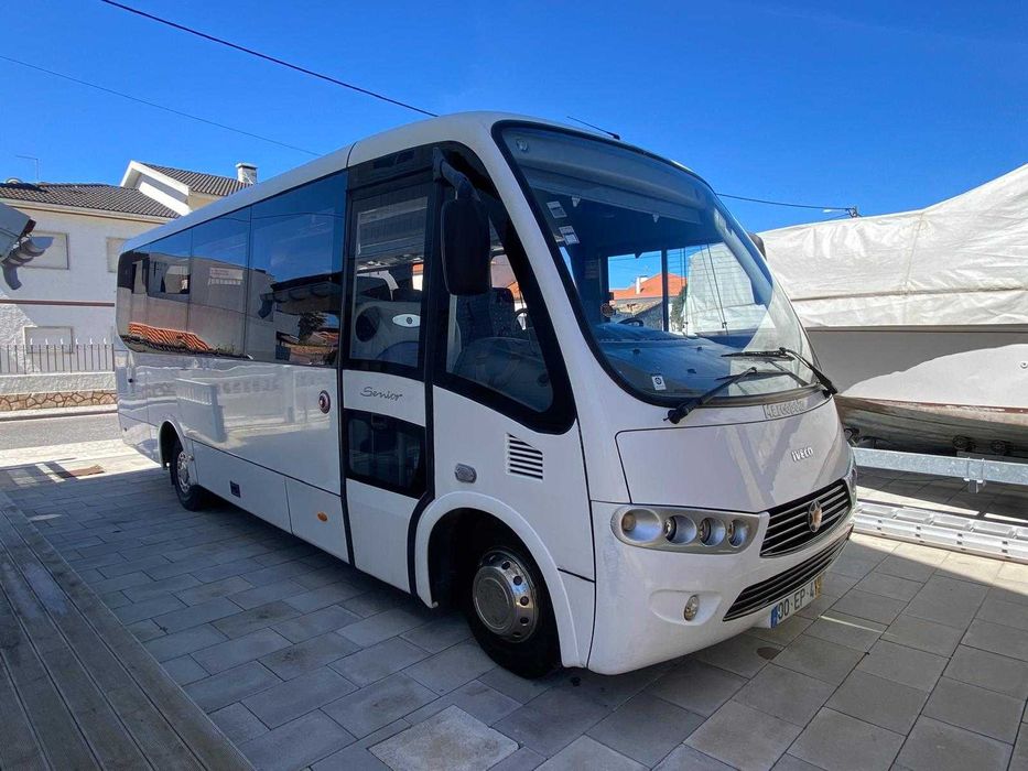ALUGUER DE AUTOCARRO 27 LUGARES