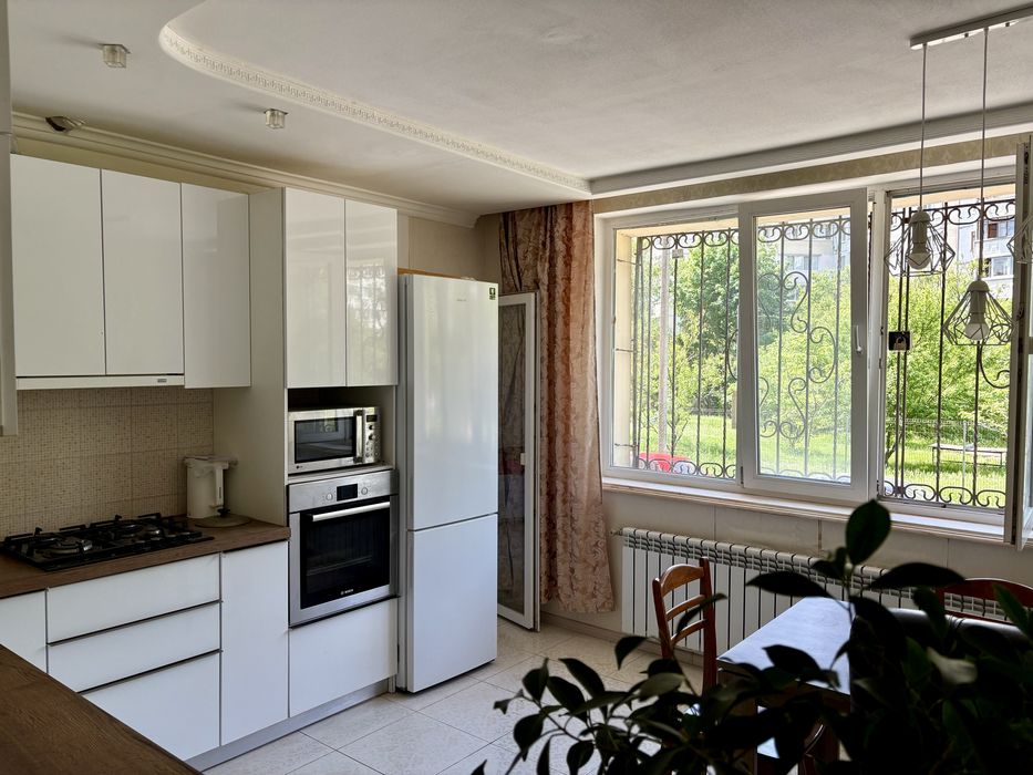 Продається 3х кімнатна квартра 105м2, вул. Дружби Народів 228а