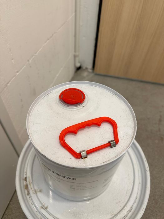 Sprzedam farbę przemysłowa do metalu w białym kolorze