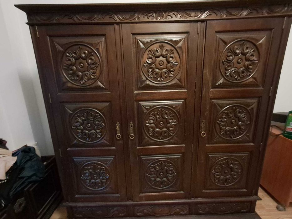 Guarda-fatos de madeira antigo para venda (em bom estado).