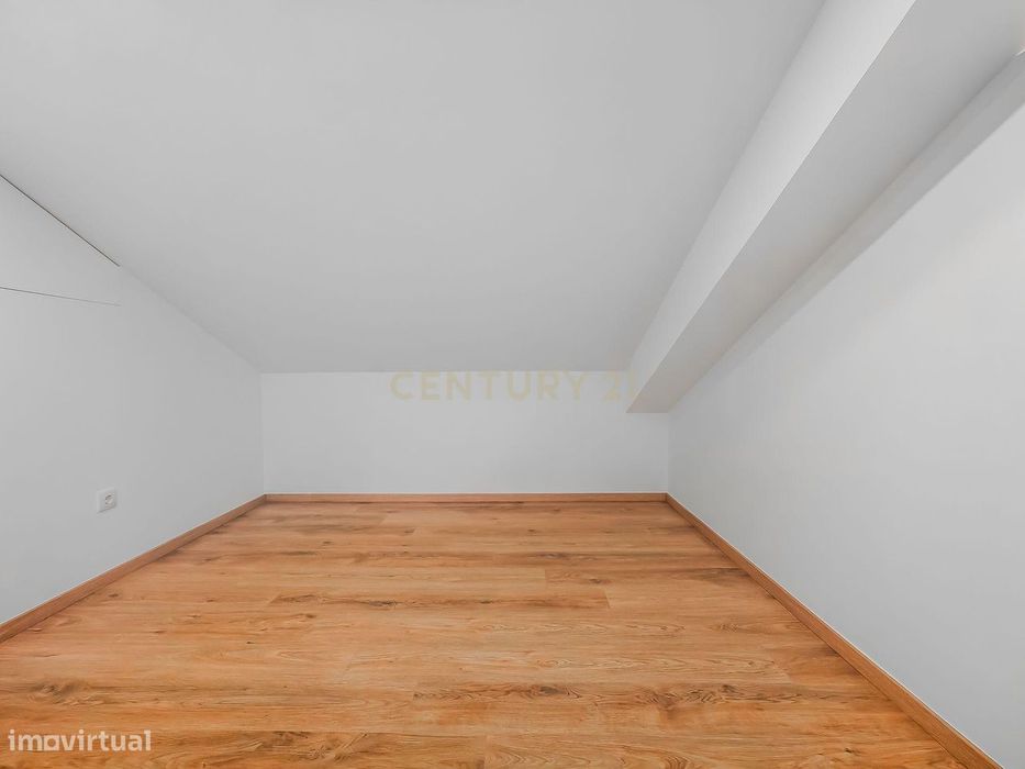 Apartamento T2 Dúplex com Vista Panorâmica e Garagem com Carregamento