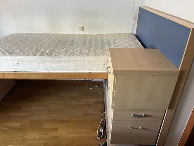 Excelente Cama solteiro com colchão e mesas cabeceira