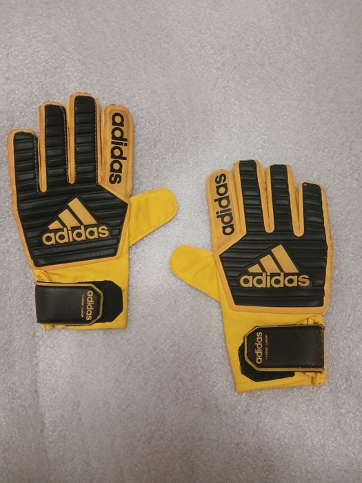 Дитячі  воротарські футбольні рукавиці adidas.. Б/у.Розмір 5