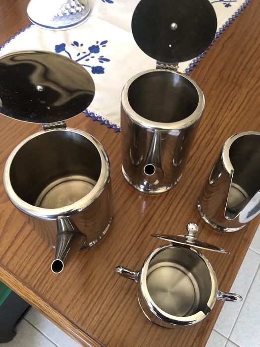 Serviço em inox composto por duas cafeteiras um bule e um açucareiro