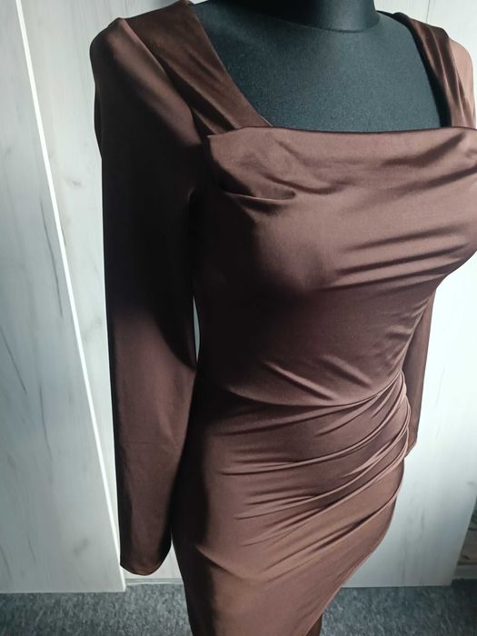 Elegancka sukienka z rozcięciem