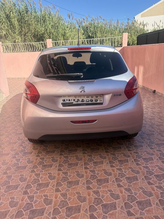 Peugeot 208  1.2      2014 — photo 2