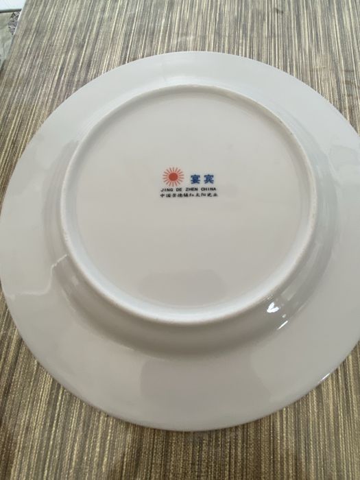 Dois pares de pratos e taças em porcelana azul e branca.