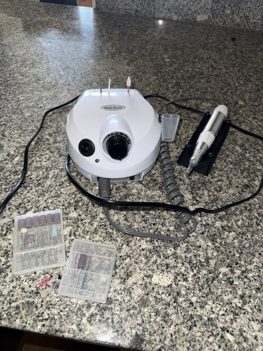 Vendo broca de unhas  com ponteiras incluidas