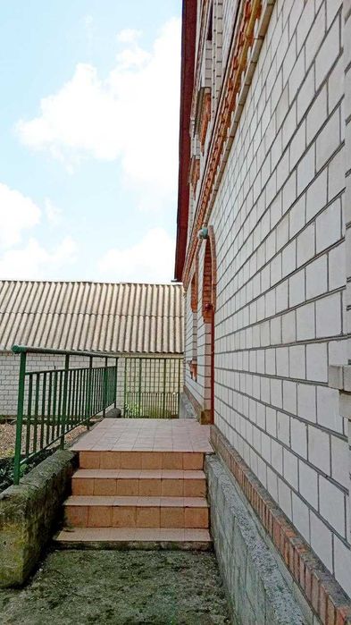 житловий будинок з літньою кухнею та гаражем