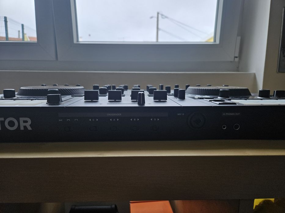Mesa de mistura  dj traktor s4 mk3